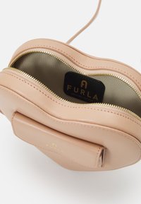 Furla CAMELIA HEART MINI CROSSBODY - Torba preko tijela - cameo