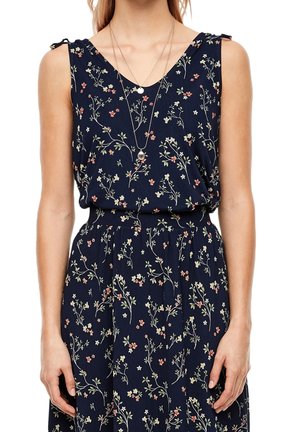 Ärmelloses navy-blaues Kleid mit kleinem weißem und orangefarbenem Blumenmuster, V-Ausschnitt, elastischer Taille und geschichteten Anhängerhalsketten.