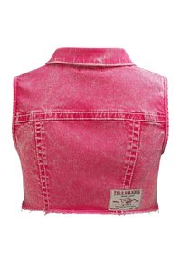 Różowa, krótka kamizelka denimowa z postrzępionym dołem, wyblakłą teksturą, spiczastym kołnierzem i metką marki True Religion po lewej stronie.