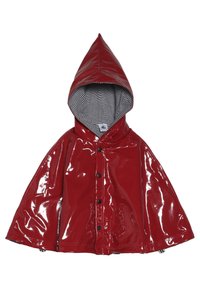 Czerwony błyszczący płaszcz przeciwdeszczowy z wydłużonym kapturem, ozdobiony czarnymi guzikami i podszewką w paski. Zewnętrzny materiał jest gładki i błyszczący.