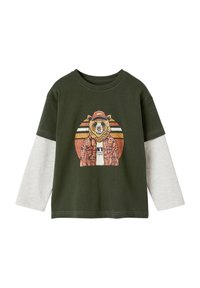 Olivgrünes Langarmshirt mit grauen Ärmeln. Mit einem Bären-Graphic, der eine Mütze und eine karierten Jacke trägt, vor einem Hintergrund mit Sonnenuntergangsstreifen.
