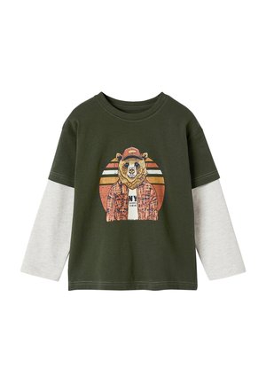 Olivgrünes Langarmshirt mit grauen Ärmeln. Mit einem Bären-Graphic, der eine Mütze und eine karierten Jacke trägt, vor einem Hintergrund mit Sonnenuntergangsstreifen.