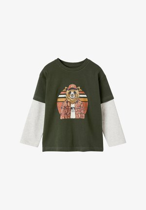Olivgrünes Langarmshirt mit grauen Ärmeln. Mit einem Bären-Graphic, der eine Mütze und eine karierten Jacke trägt, vor einem Hintergrund mit Sonnenuntergangsstreifen.
