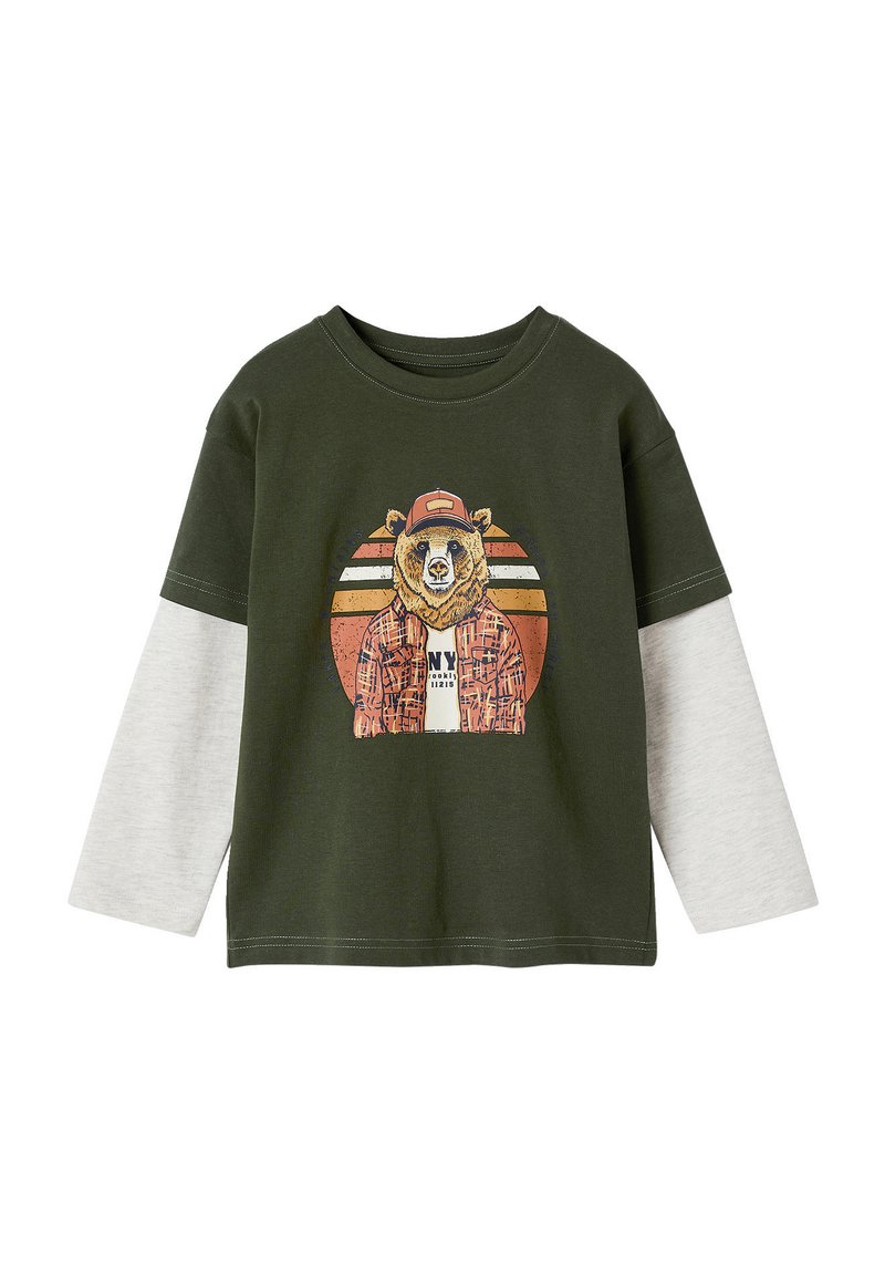 Olivgrünes Langarmshirt mit grauen Ärmeln. Mit einem Bären-Graphic, der eine Mütze und eine karierten Jacke trägt, vor einem Hintergrund mit Sonnenuntergangsstreifen.