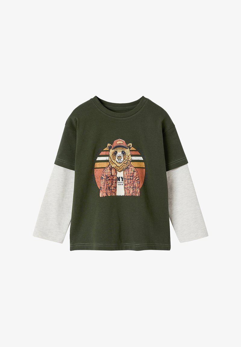 Olivgrünes Langarmshirt mit grauen Ärmeln. Mit einem Bären-Graphic, der eine Mütze und eine karierten Jacke trägt, vor einem Hintergrund mit Sonnenuntergangsstreifen.