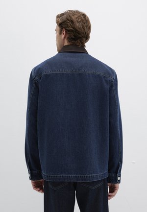 Dunkelblaue Jeansjacke, lockere Passform, mit klassischem Kragen und knöpfbaren Manschetten. Verfügt über kontrastrierende Nähte und eine dezente Textur.