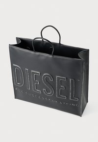 Borsa tote in pelle nera con testo impresso "DIESEL PER UNA VITA DI SUCCESSO", caratterizzata da due manici arrotondati e un design con apertura superiore.
