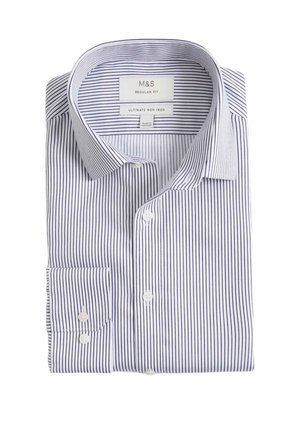 Vouwt een witte blouse met smalle blauwe strepen, regular fit, met knoopsluiting op de kraag, enkele borstzak, gladde stof, met niet-strijklabel zichtbaar.