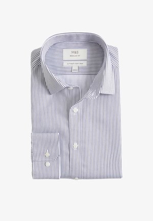 Złożona biała koszula z wąskimi niebieskimi paskami, w regularnym kroju, z kołnierzykiem na guziki, pojedynczą kieszenią na piersi, gładką tkaniną, z widoczną etykietą non-iron.