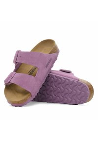 Paarse suède sandalen met twee verstelbare bandjes en een kurken voetbed. Geprofileerde paarse rubberen zool biedt grip. Merklogo zichtbaar.
