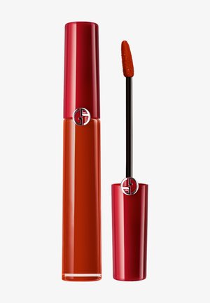 Rode lipgloss in een cilindrische glazen container met een glanzende rode dop. Inclusief een zwarte applicator met een afgeronde punt.
