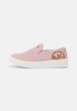 Baskets slip-on roses en tissu texturé, semelle blanche et logo métallique MK sur le côté et le dessus.