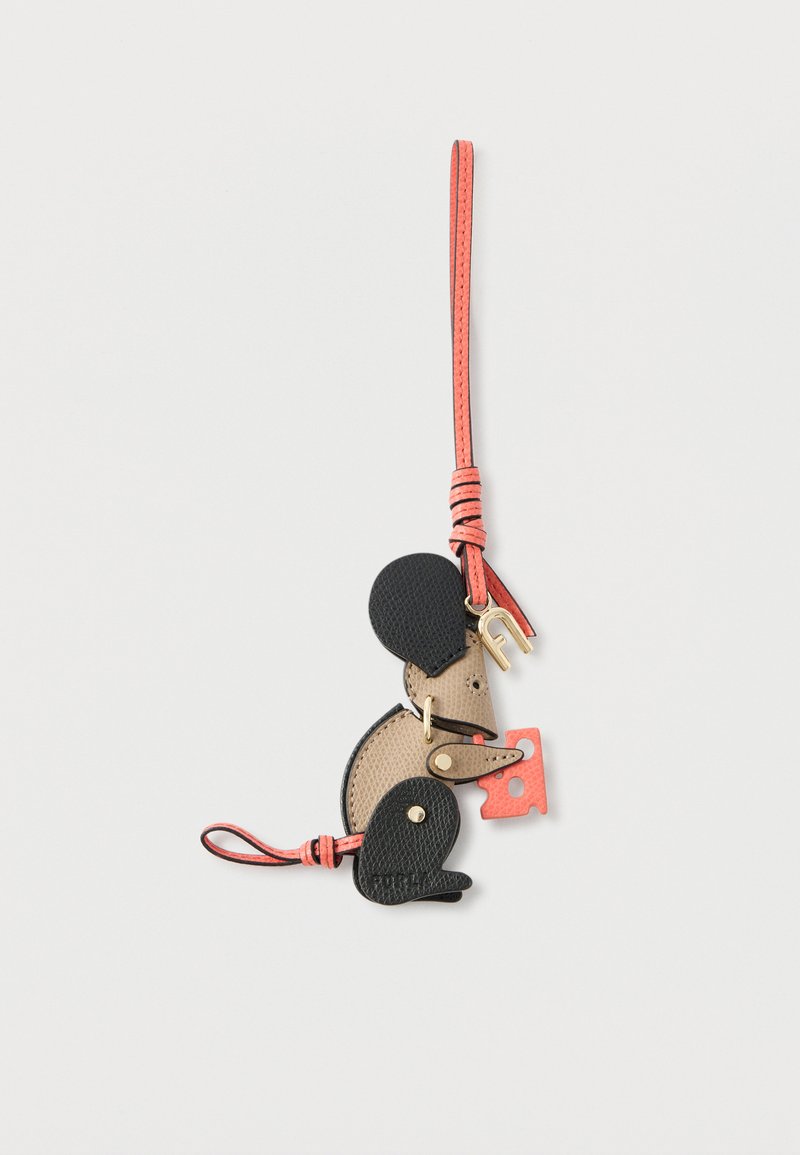 Porte-clés en cuir en forme de souris tenant un fromage orange, avec des oreilles et une queue noires, fixé à une sangle corail avec un pendentif initial doré.