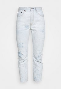 Jeans de mezclilla azul claro con lavado ácido, de cintura alta, cinco bolsillos, cierre de botón y piernas rectas, ligeramente afinadas.