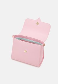 Růžová syntetická kabelka s hladkým povrchem, vybavená zlatým zapínáním na patentku a světle modrou vnitřní podšívkou. Otevřená s pevným tvarem.