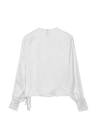 Blusa bianca in satin a maniche lunghe con scollatura tonda, polsini abbottonati e taglio dritto all'orlo. Texture liscia e dettagli minimi.