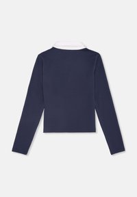 Marinblå långärmad polo med vit krage, tillverkad av mjukt tyg, med rak skärning och enkel sömnad i nederkant.