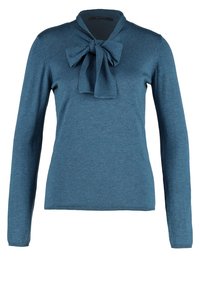 Suéter azul de manga larga con detalle de lazo en el escote. Fabricado en tejido de punto suave, presenta una silueta ajustada y dobladillo acanalado.