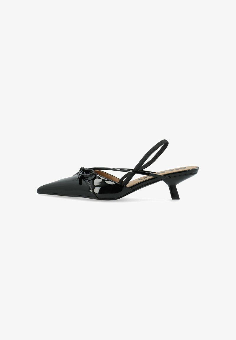 Escarpin à talon slingback en cuir verni noir avec un bout pointu, présentant un détail en nœud et un talon rectangulaire bas. Texture lisse et brillante.