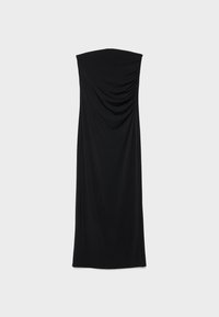 Robe noire sans bretelles en tissu doux ; présente des détails froncés sur le devant, une coupe longue au sol et une texture lisse.