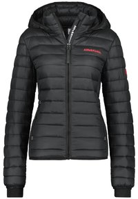 Sort dunjakke med hætte, quiltet design, ribbede manchetter, forreste lynlås og rødt logodetalje på brystet.