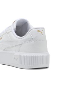 Białe trampki wykonane z syntetycznej skóry o fakturowanej powierzchni, z wyprofilowaną podeszwą, subtelnymi perforacjami i złotymi akcentami z logo.