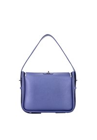 Sac en cuir de couleur lilas avec une surface texturée, de forme rectangulaire, équipé d'une courte poignée et d'un détail de verrou en tono doré en haut.