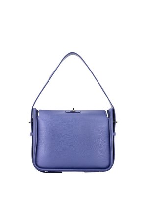 Sac en cuir de couleur lilas avec une surface texturée, de forme rectangulaire, équipé d'une courte poignée et d'un détail de verrou en tono doré en haut.