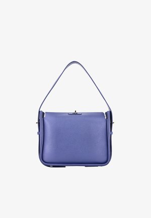 Bolso de cuero en púrpura claro con superficie texturizada, forma rectangular, asa corta y detalle de cierre en tono dorado en la parte superior.