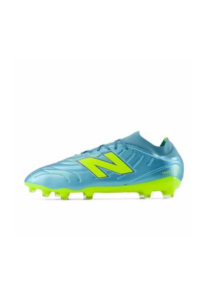 Scarpa da calcio blu e verde neon con grande logo New Balance giallo neon e suola chiodata per gioco su terreni duri.