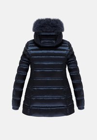 Granatowa pikowana kurtka z poziomym wzorem, z kapturem wykończonym sztucznym futrem oraz zapinanymi na zamek kieszeniami po bokach. Błyszczące wykończenie.