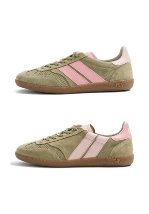 Paire de baskets en daim vert olive avec des rayures roses et des semelles en caoutchouc marron, vues des deux côtés extérieurs sur fond blanc.