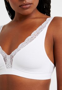 Hanro SOFT CUP - Reggiseno a triangolo - white