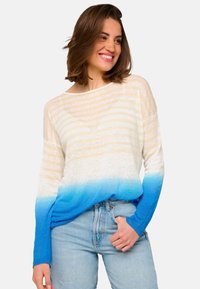 Leichter, langärmeliger Pullover mit horizontalen beigen Streifen, einem verlaufenden blauen Saum und lässiger Passform. Der Stoff wirkt weich und strukturiert.