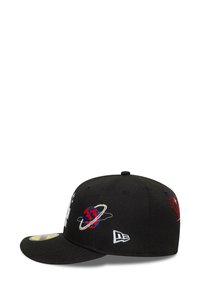 Gorra negra ajustada con bordado de un planeta rojo y azul, diseños temáticos del espacio en blanco y un logo blanco en el lado.
