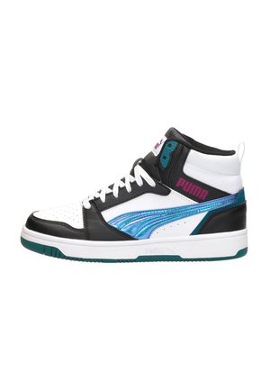 Sneakers alte con tomaia in pelle bianca e nera, accenti iridescenti, punta perforata e suola in gomma teal. Presentano un marchio rosa.