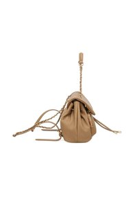 Sac en toile marron avec une fermeture à cordon, featuring des straps en chaîne dorée et une poche zippée sur le côté. Texture douce, forme arrondie.