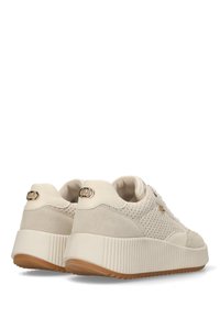 Sneaker beige con una combinazione di suede liscio e perforato, caratterizzate da una suola piatta testurizzata e un accento dorato sul tallone.