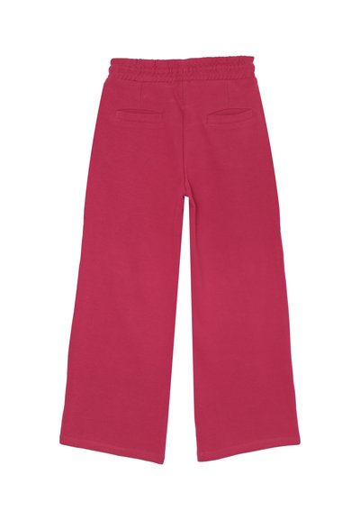 Pantaloni rossi a gamba larga con vita elasticizzata e due tasche a soffietto posteriori, distesi su uno sfondo bianco.