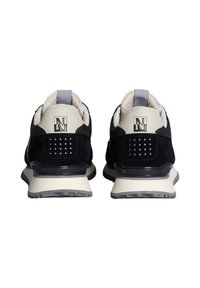 Zapatillas de ante negro y cuero crema con un respaldo texturizado, que presentan un logotipo prominente y acentos perforados en el talón.
