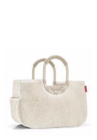 Borsa tote in crema strutturata realizzata in shearling sintetico, con due manici circolari in plastica e tasca laterale. Presenta un'etichetta con logo rossa.