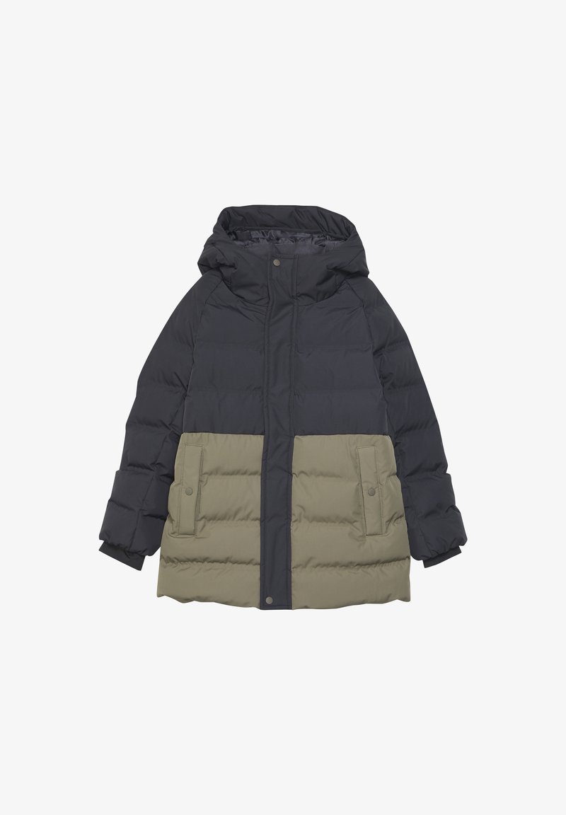 Vadderad jacka med huva; mörkblå överdel och olivgrön underdel; har tryckknappar och sidofickor; slät struktur.