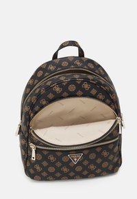 Zaino nero con motivo logo marrone, compartimenti con doppia cerniera, accessori in oro e interno in tessuto con logo ripetuto.