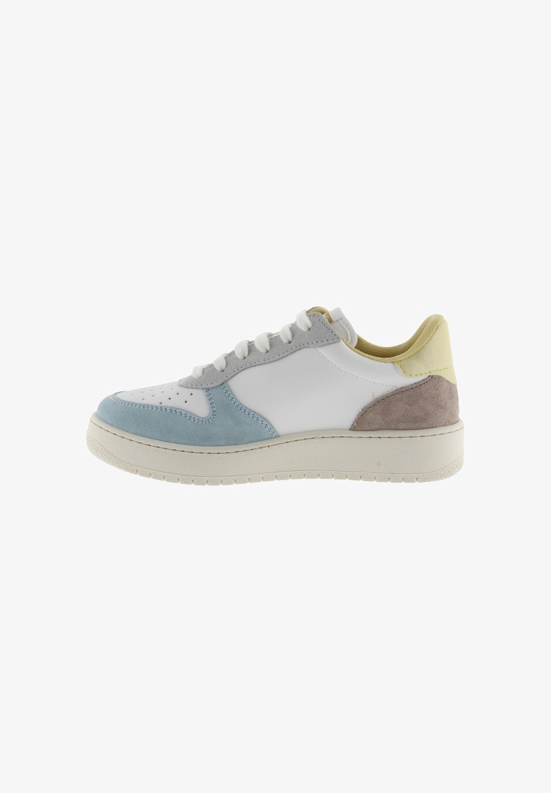 Baskets basses en cuir blanc avec des panneaux en daim bleu clair, gris et beige, lacets blancs et col beige, vue de côté sur fond blanc.