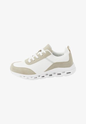 Scarpa da ginnastica bassa bianca e beige con chiusura con lacci e suola ventilata, progettata per un uso casual o sportivo.