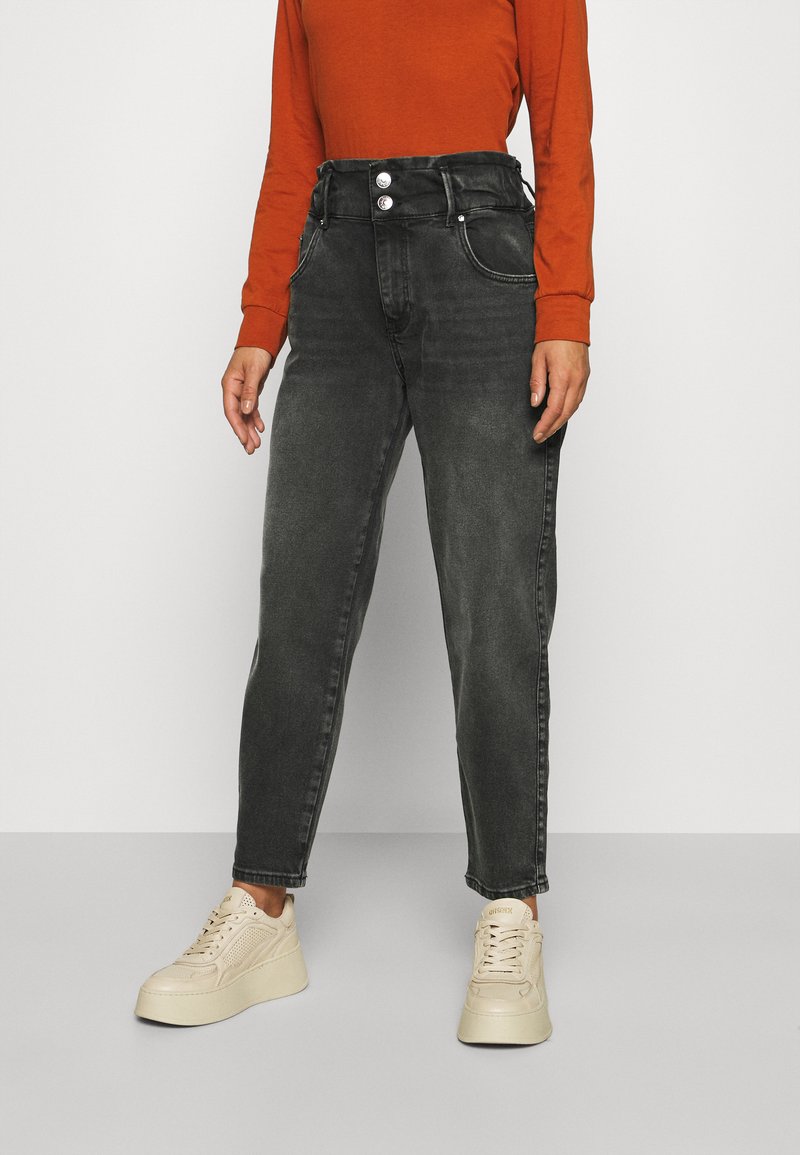 ONLY Petite ONLINC CARROT Jeans relaxed fit black denim/svart denim