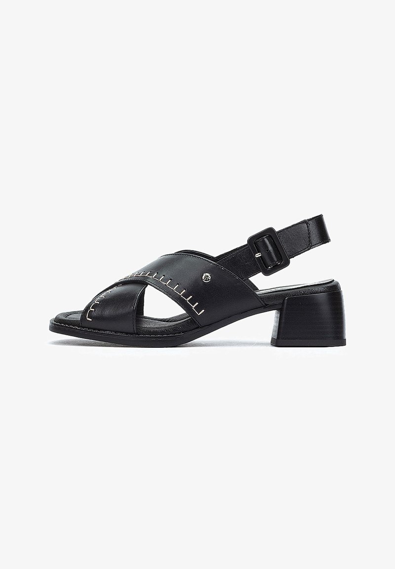 Sandale noire en cuir avec un talon bas carré, design découpé, couture contrastante et bride de cheville réglable.