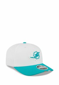 Weißer Fitted-Cap mit türkisfarbenem Schirm und einem 3D-Logo eines Delfins, das von Sonnenstrahlen umgeben ist, auf der Vorderseite. Perforierte Krone für Atmungsaktivität.
