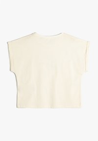 Camiseta recortada de color crema, hecha de algodón suave. Presenta mangas cortas y un cuello redondo con una textura lisa. Sin patrones ni acentos.