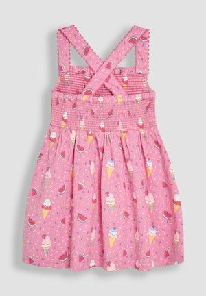 Różowa sukienka z krzyżującymi się ramiączkami, marszczonym gorsetem i wesołym wzorem w lody i arbuzy. Miękka, lekka tkanina.